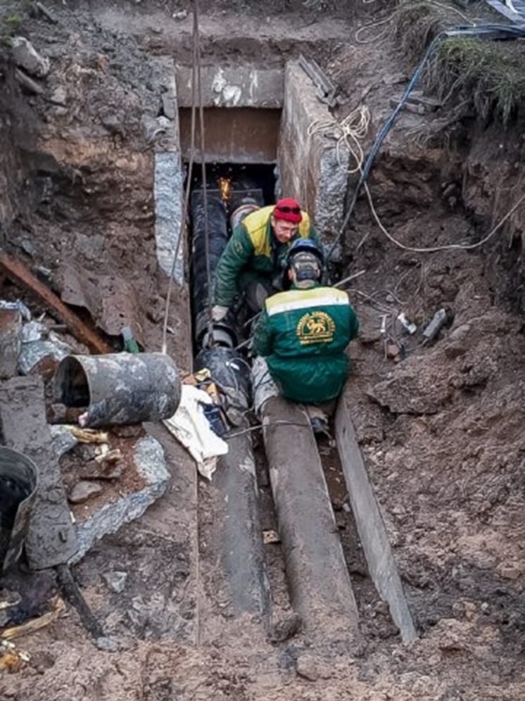 На улице Розы Люксембург в Пскове ликвидировали крупную утечку на теплосетях