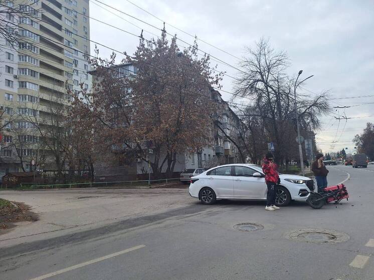 В центре Рязани легковушка сбила курьера на электровелосипеде