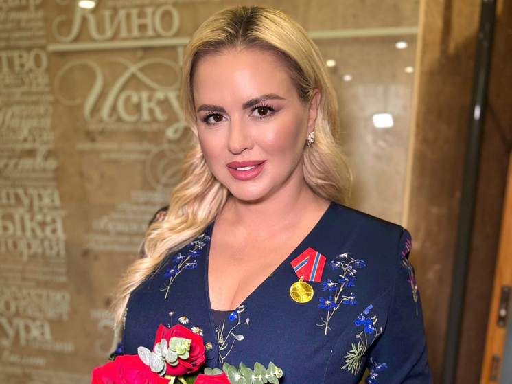 Певице и ведущей Семенович вручили медаль в Министерстве культуры