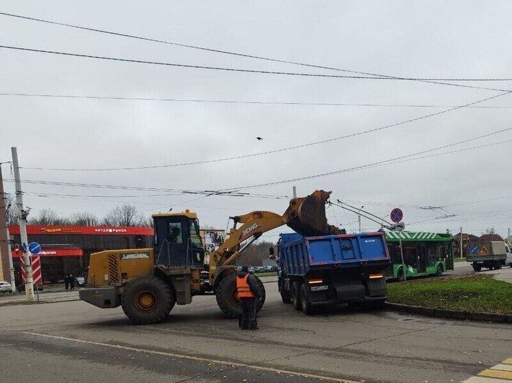 В Курске порядок на улицах наводят 69 рабочих и 43 единицы техники