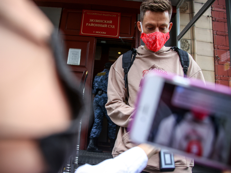 Гособвинение запросило более года колонии заочно для блогера-иноагента Дудя*