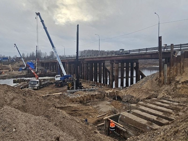 В Вельском районе продолжают формировать опоры моста через реку Вель