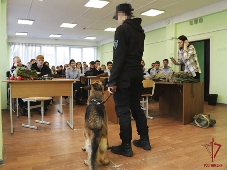 Кинологи Росгвардии организовали урок мужества для тульских студентов