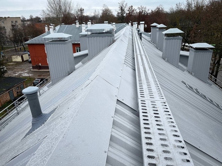 В Великих Луках капитально отремонтировали крышу дома на проспекте Ленина