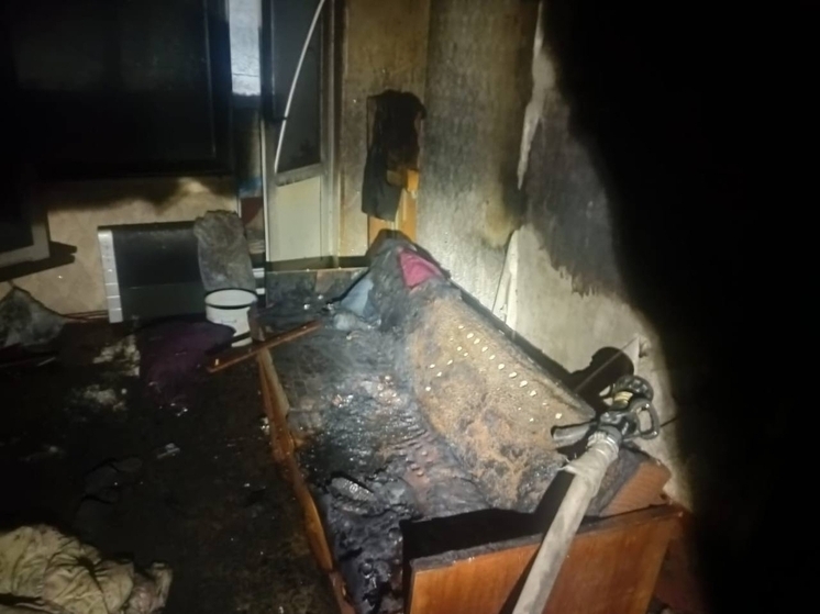 Пожарные вынесли мужчину из горящей квартиры в Заполярном