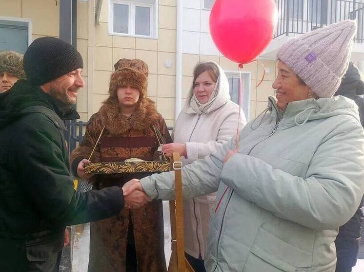В Нижнеудинске завершено переселение из аварийного жилья: ключи от 65 квартир вручены новоселам