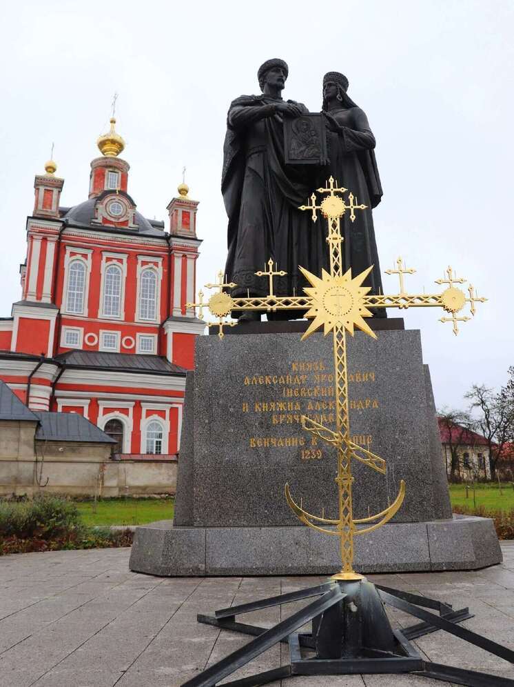На строящемся храме-музее в Торопце установили крест