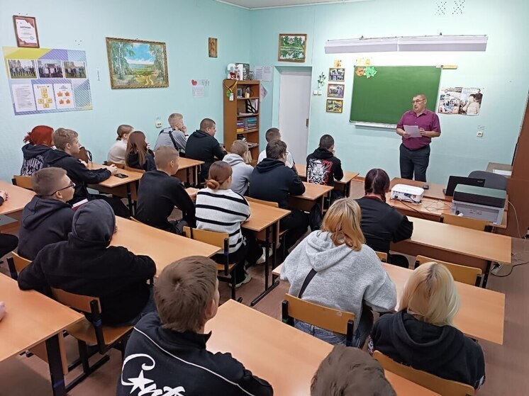 Студентов Дедовичского техникума обучают противодействию экстремизму и мошенничеству