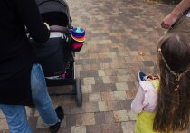 Одним из частых источников конфликтов в семье становятся разные подходы к воспитанию ребёнка. Один родитель хочет чаще баловать малыша, другой предпочитает более строгие правила. Как это влияет на психику ребёнка и стоит ли искать компромисс, «МК в Ленобласти» выяснил у психолога и преподавателя коммуникационного менеджмента в Университете мировых цивилизаций Марии Родиной. Она отметила, что родители обязательно должны сходиться в методах воспитания.