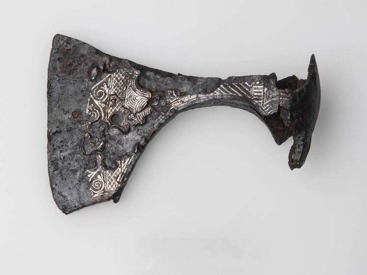 Новгородский музей-заповедник получил уникальный топор X века