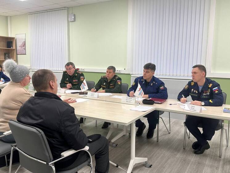 В Калуге мать защитника СВО получила удостоверение