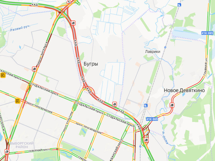 Багровые пробки в пятничный вечер помешали петербуржцам добраться домой
