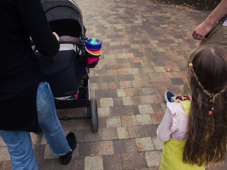 Одним из частых источников конфликтов в семье становятся разные подходы к воспитанию ребёнка. Один родитель хочет чаще баловать малыша, другой предпочитает более строгие правила. Как это влияет на психику ребёнка и стоит ли искать компромисс, «МК в Ленобласти» выяснил у психолога и преподавателя коммуникационного менеджмента в Университете мировых цивилизаций Марии Родиной. Она отметила, что родители обязательно должны сходиться в методах воспитания.