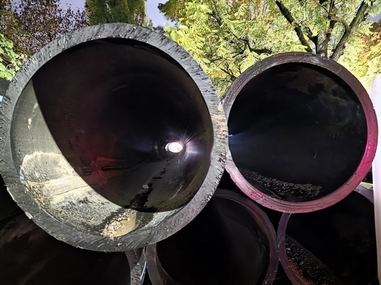 Специалисты устраняют нештатную ситуацию на водоводе по улице Черновицкая в Сочи