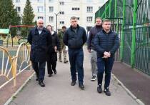 Глава Городского округа Серпухов Алексей Шимко совместно с депутатами окружного Совета Николаем Пушкиным и Вячеславом Ореховым провел осмотр результатов благоустроительных работ на Осеннем бульваре в Оболенске