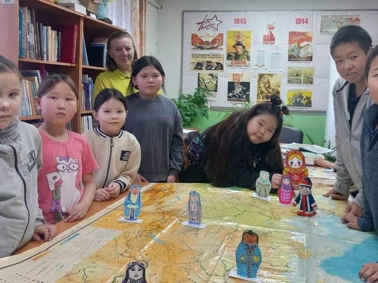 На мастер-классе в НАО детей научили раскрашивать матрешек