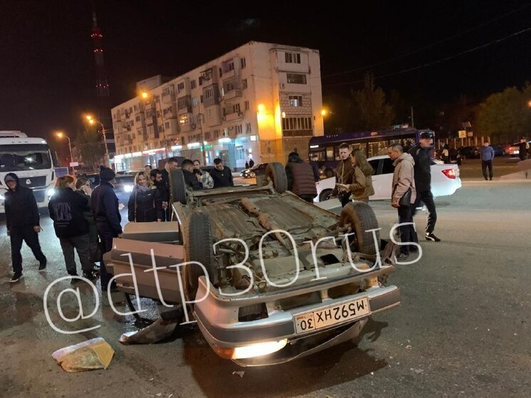 4 астраханца пострадали в аварии с перевернувшимся автомобилем у Нового моста