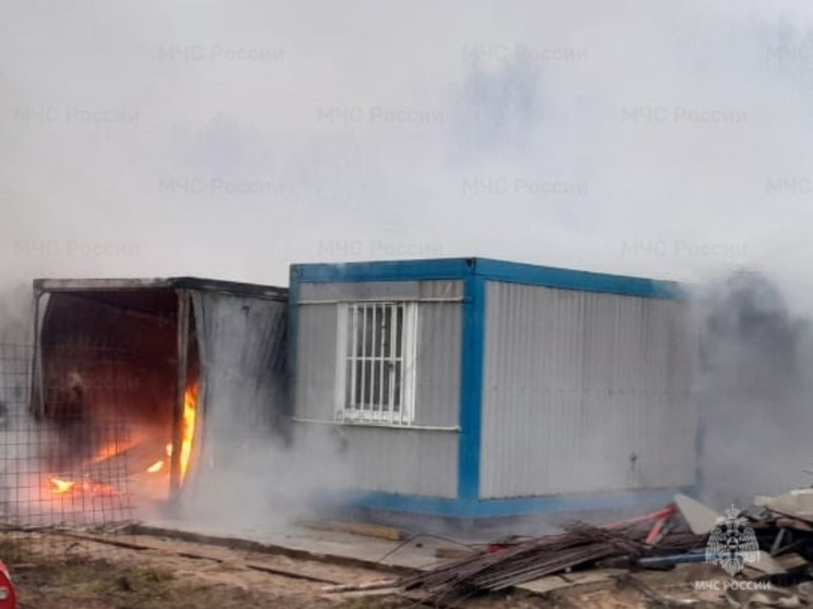 В юхновской деревне полыхали строительные вагончики