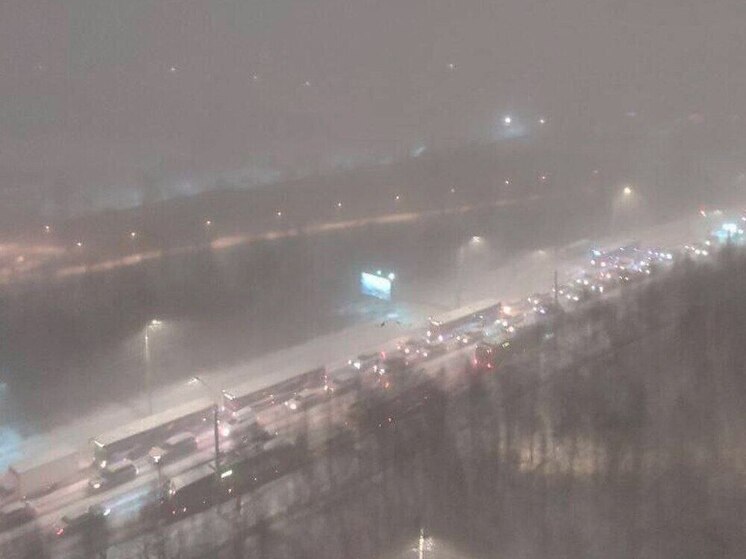 Снежная метель накрыла Мурманск и привела к закрытию трасс и перебоям с электроэнергией