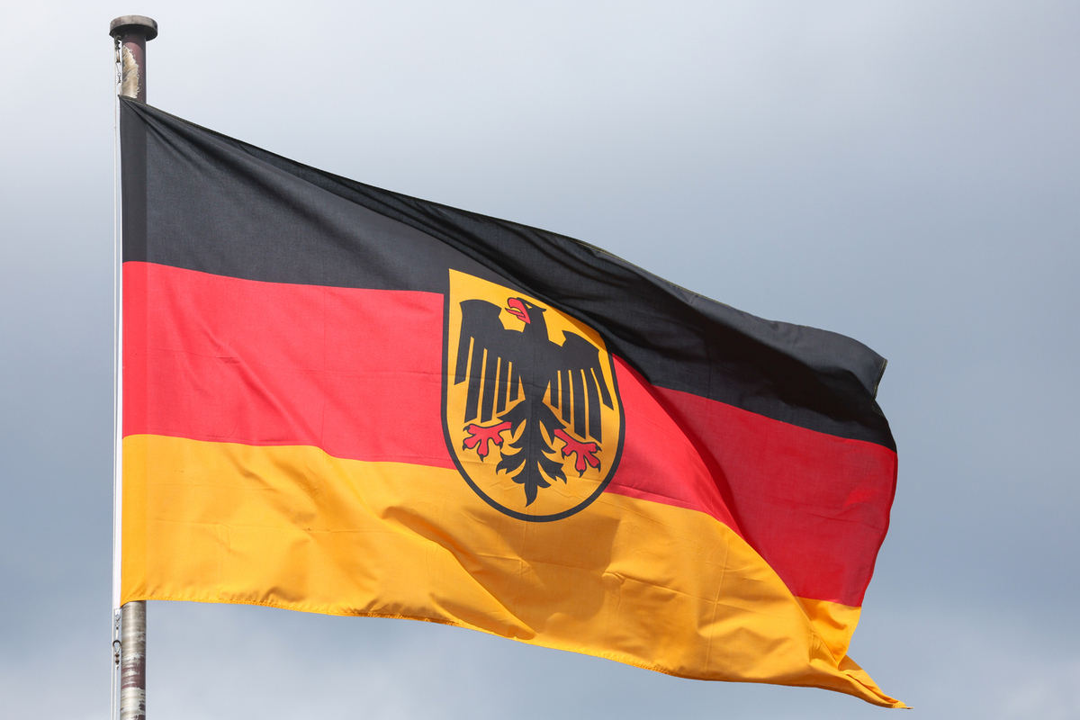 Merz poziva k strožjim pravilom izstopa za mlade Ukrajince, Selenskega poziva k ukrepanju