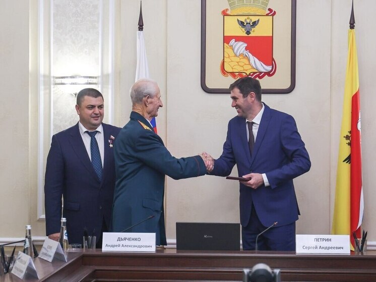 В Воронеже вручили памятные знаки «Город воинской славы»