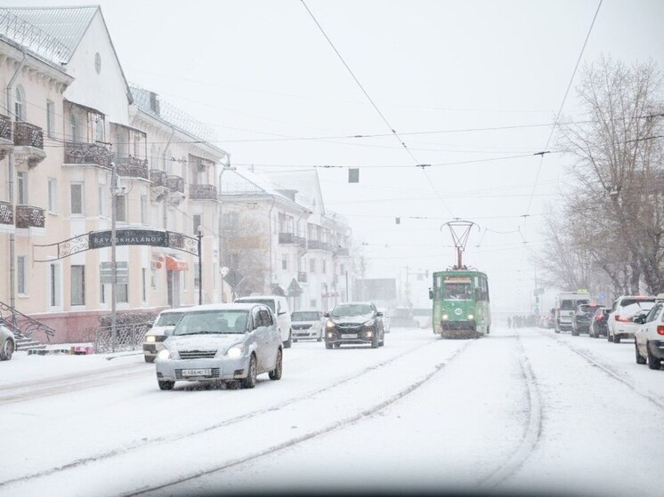 Коммунальные службы Улан-Удэ очищают город после снегопада
