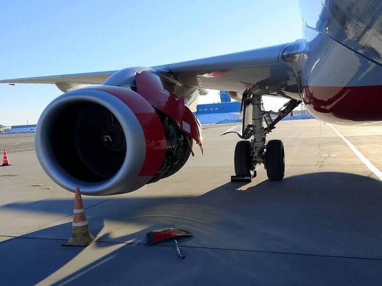 В аэропорту Хабаровска аварийно остановился самолет из-за неисправностей