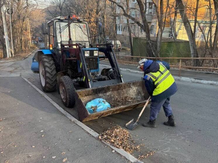 Во Владивостоке промывают ливневки и устанавливают новые леера
