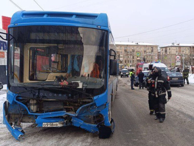 В Новокузнецке пассажирский автобус уничтожил ограждение и несколько легковушек