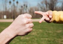 Хотя "камень, ножницы, бумага" обычно считается игрой, основанной на везении, австралийская ученая раскрыла, как она утверждает, верный способ победить своих друзей