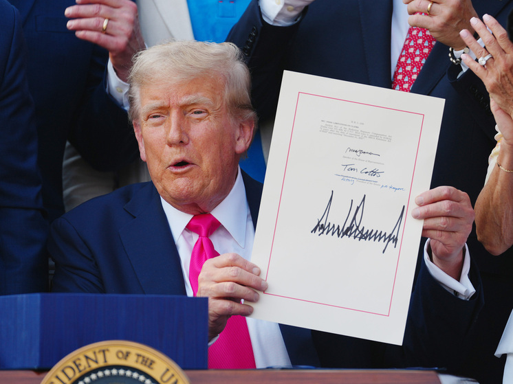 Социальный психолог, изучающий связь между подписью и личностью более 50 лет, утверждает: крупная размашистая подпись Дональда Трампа соответствует классическому паттерну нарциссизма и завышенной самооценки