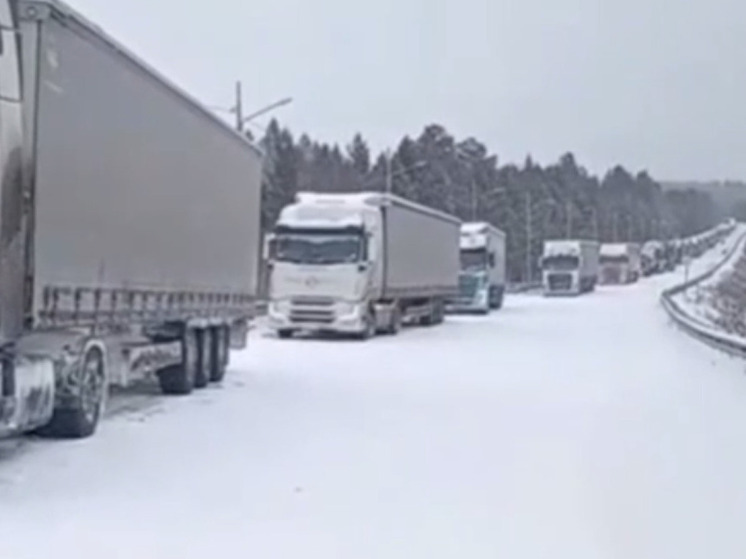 Снегопад парализовал несколько важных трасс на Дальнем Востоке