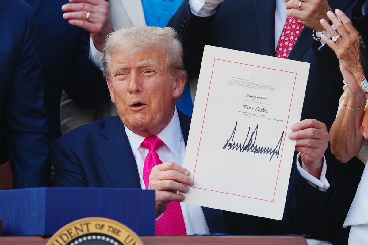 Раскрыли шокирующую связь между размером автографа Трампа и нарциссизмом