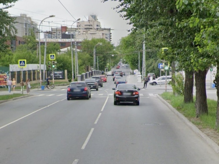 В Екатеринбурге пикап снес ограждение и загорелся