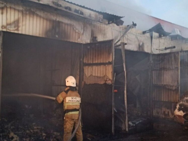 В Симферополе потушили пожар на станции техобслуживания