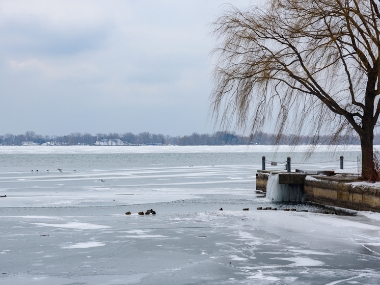 В Канске спасатели эвакуировали подростков со льда реки Кан