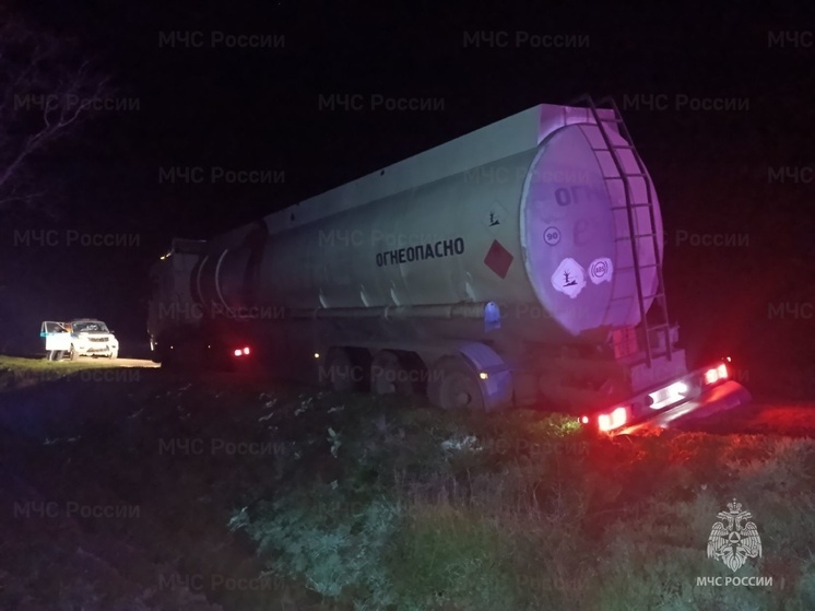 Херсонские спасатели ликвидировали последствия ДТП с автоцистерной с ГСМ