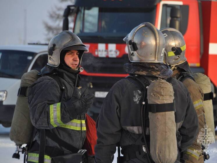 Гараж, котельную и КАМАЗ потушили пожарные ЯНАО за 14 ноября