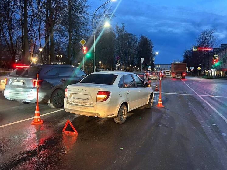 В Великом Новгороде при столкновении легковушек пострадала 16-летняя девушка