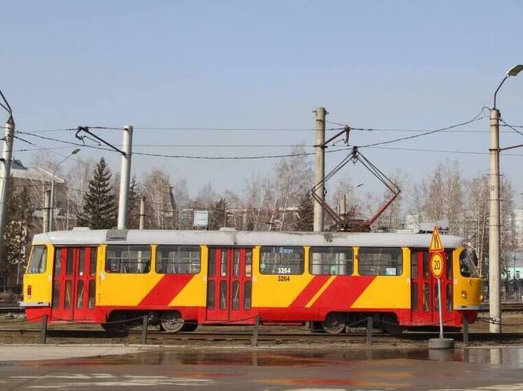 В Барнауле на улице Антона Петрова с рельсов сошел трамвай №10