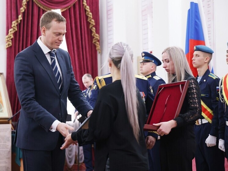 Павел Малков вручил медаль семье Героя России Дмитрия Абузьярова