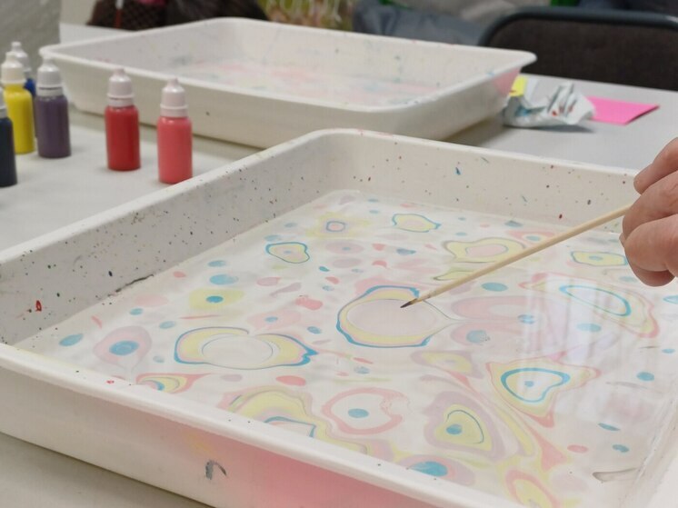 Уникальной техникой росписи елочных игрушек поделились в хабаровском центре «Доверие»