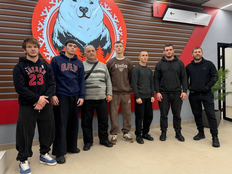 Борцы из ДНР участвуют в международных соревнованиях в Тарко-Сале