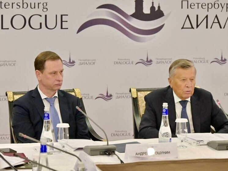 Депутаты разных стран возложили цветы к «Бронзовому солдату» в Сочи