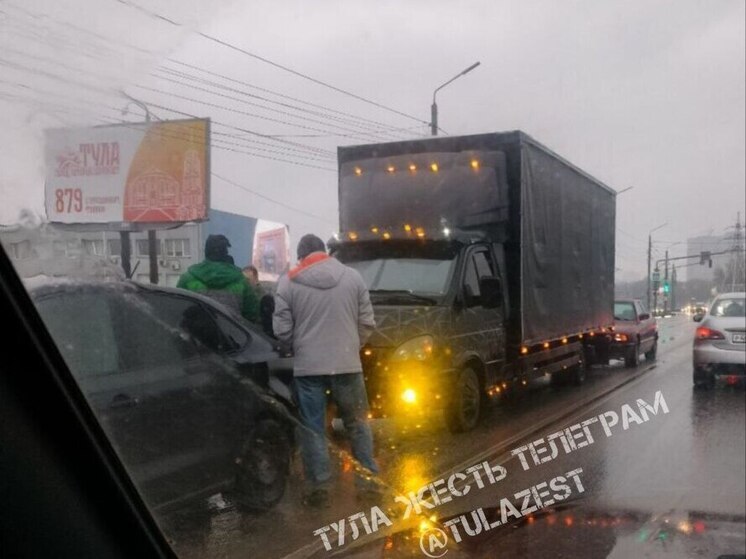 В Туле зафиксировали тройное ДТП с легковушками и «Газелью»