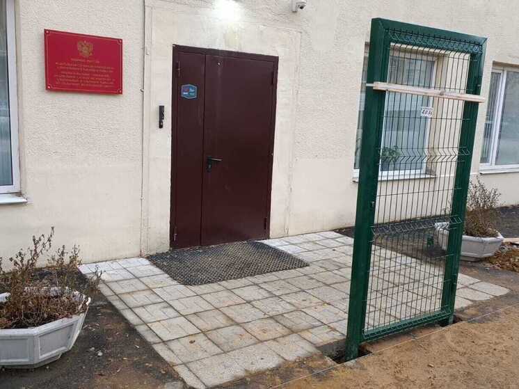 Забор около федерального надзорного ведомства в Екатеринбурге стал мемом