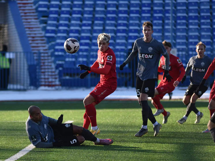 Так и хочется спросить после окончания матча: «И что это было»? Казалось, что победа у Хабаровска уже в кармане, но серия собственных ошибок буквально на последних секундах, казалось бы, уже выигранного матча дала сопернику возможность контратаковать и спасти проваленную игру