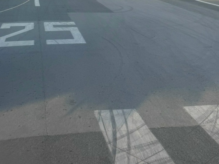 Самолёт авиакомпании Россия экстренно сел в Хабаровске из-за оторвавшейся обшивки