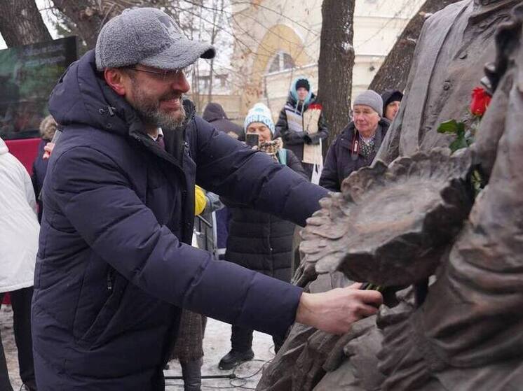 В Иркутске установили памятник народным артистам России Виталию Венгеру и Наталии Королёвой