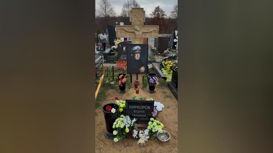 Не по-божески: на могиле отца Киркорова внезапно появились мистические амулеты